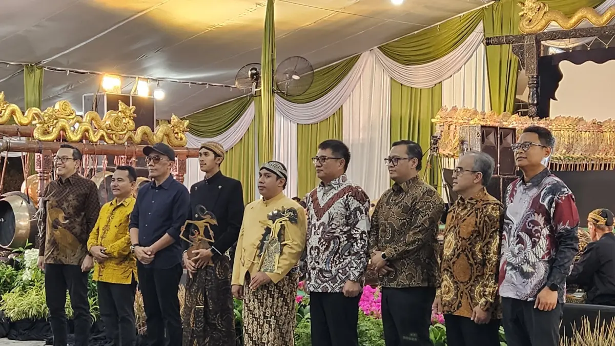 Jajaran Direksi PT Petrokimia Gresik berfoto bersama dengan dua dalang utama dalam pagelaran wayang kulit dalam rangka HUT PT Petrokimia Gresik ke 54.
