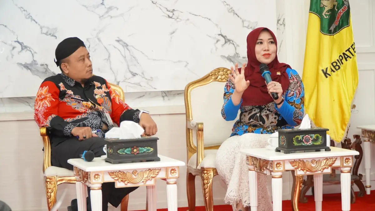 KUNJUNGAN: Anggota DPD RI Jatim Lia Istifhama berdialog di Pemkab Sumenep. 