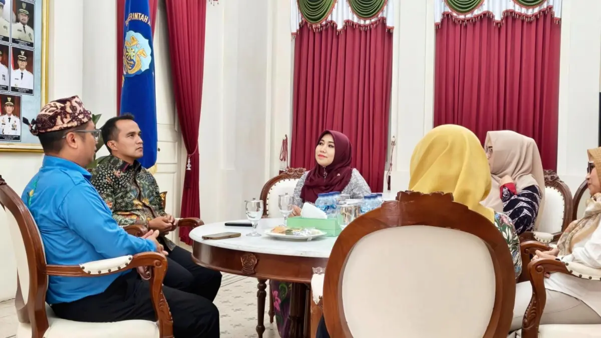 KUNJUNGAN: Senator DPD RI Lia Istifhama bersama Bupati Bangkalan Lukman Hakim bertemu di Pendopo, Jumat (7/8/2026).