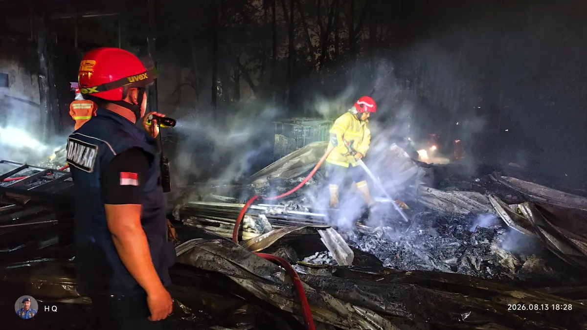 PEMADAMAN : Petugas Damkar saat melakukan pemadaman kebakaran lahan kosong di Kedanyang dan merembet ke Gudang Rongsokan dan Rumah Warga di Gang Jati, Desa Kedanyang, Kecamatan Kebomas, Gresik. (Foto : Ist/Radar Gresik) 