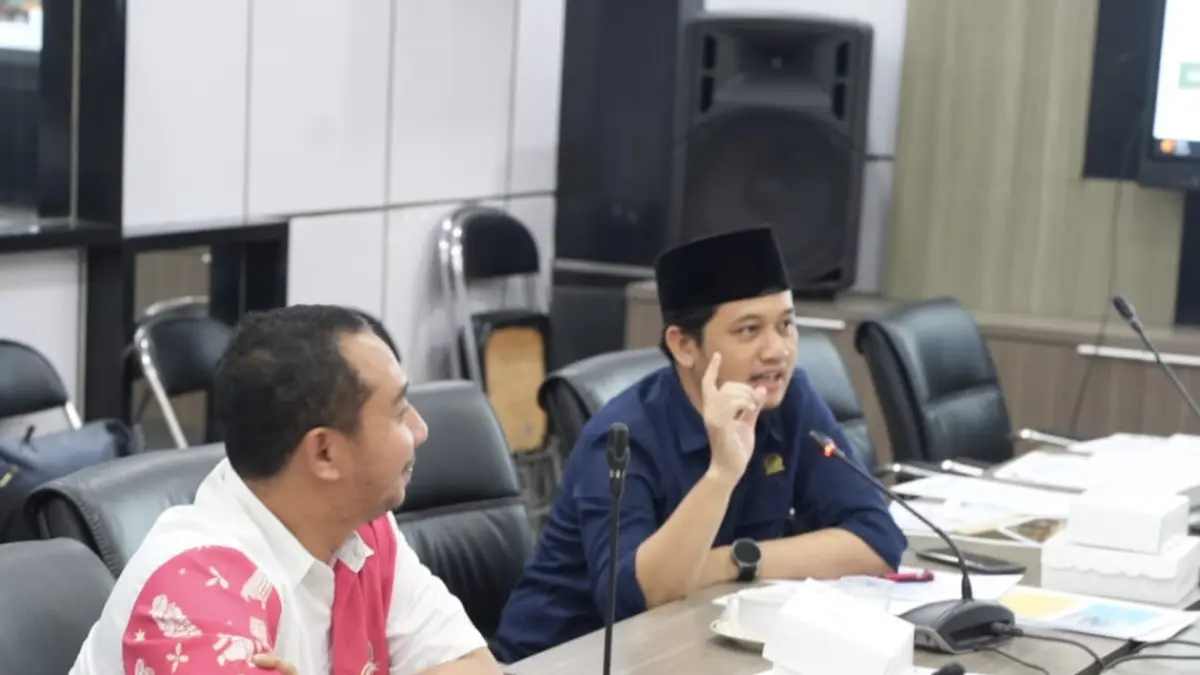 RAPAT : Komisi II DPRD menggelar rapat bersama OPD Gresik. (Foto : Fajar/Radar Gresik) 