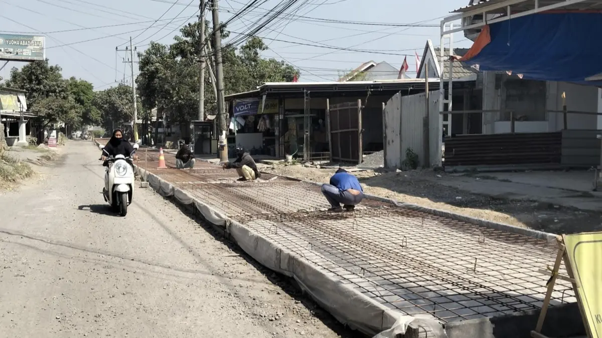 RUAS : Jalan Domas, Kecamatan Menganti, Gresik yang sedang di bangun. (Foto : Fajar/Radar Gresik) 