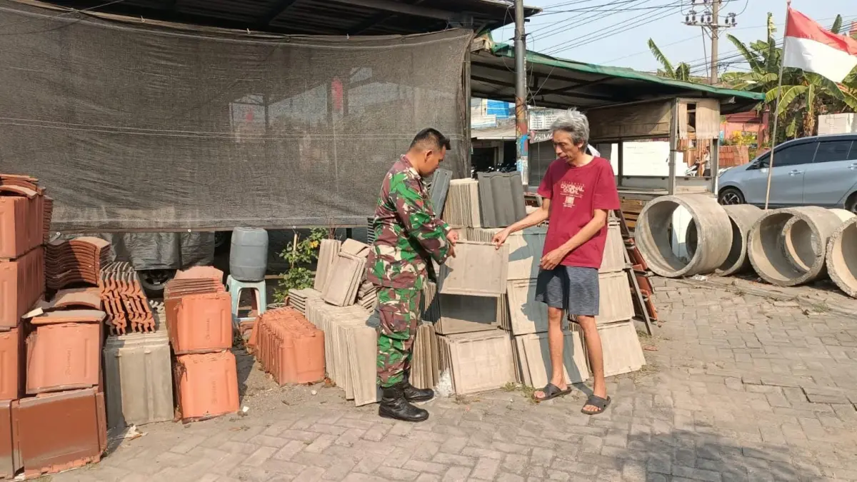 SAMBANGI : Babinsa Driyorejo Sambangi Pelaku Usaha, Dorong Warga Tetap Semangat Gerakkan Ekonomi. (Foto : Ist/Radar Gresik) 