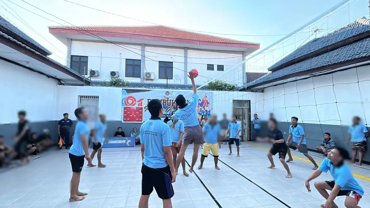 SEMANGAT KEMERDEKAAN : Warga binaan Rutan Kelas IIB Gresik dengan penuh semangat saat mengikuti berbagai perlombaan Meriahkan HUT Ke-81 RI. (Foto : Yudhi/Radar Gresik) 
