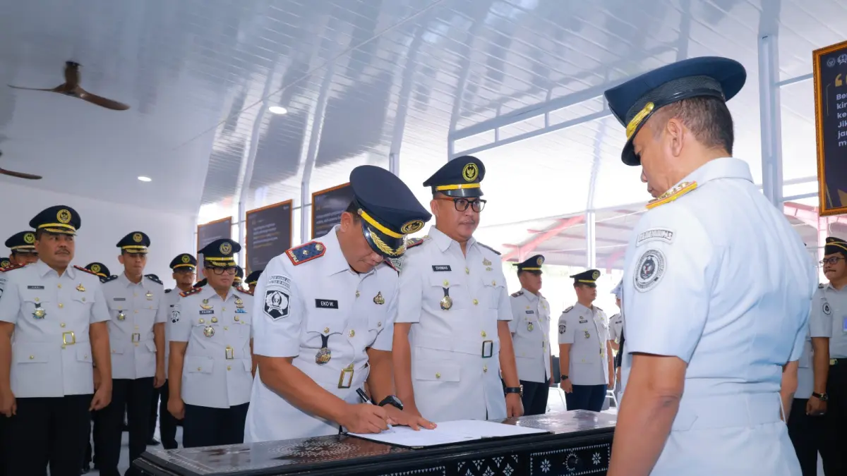 SERTIJAB : Kepala Rutan Kelas IIB Gresik Eko Widiatmoko digantikan Dhimas Isdwiyono saat mengikuti Sertijab di Kantor Wilayah Ditjenpas Jawa Timur. (Foto : Yudhi/Radar Gresik) 