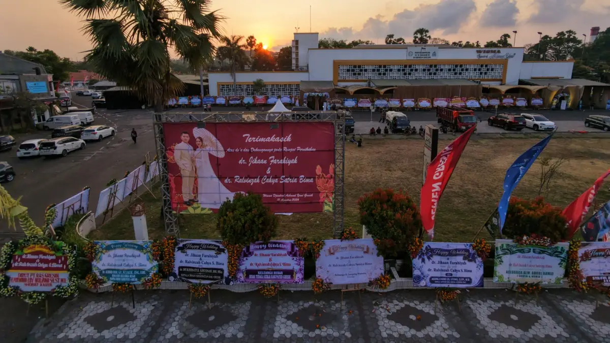 BERSOLEK : Gedung Wisma A Yani dipenuhi ratusan karangan bunga ucapan selamat atas pernikahan putri Bupati Sambari.