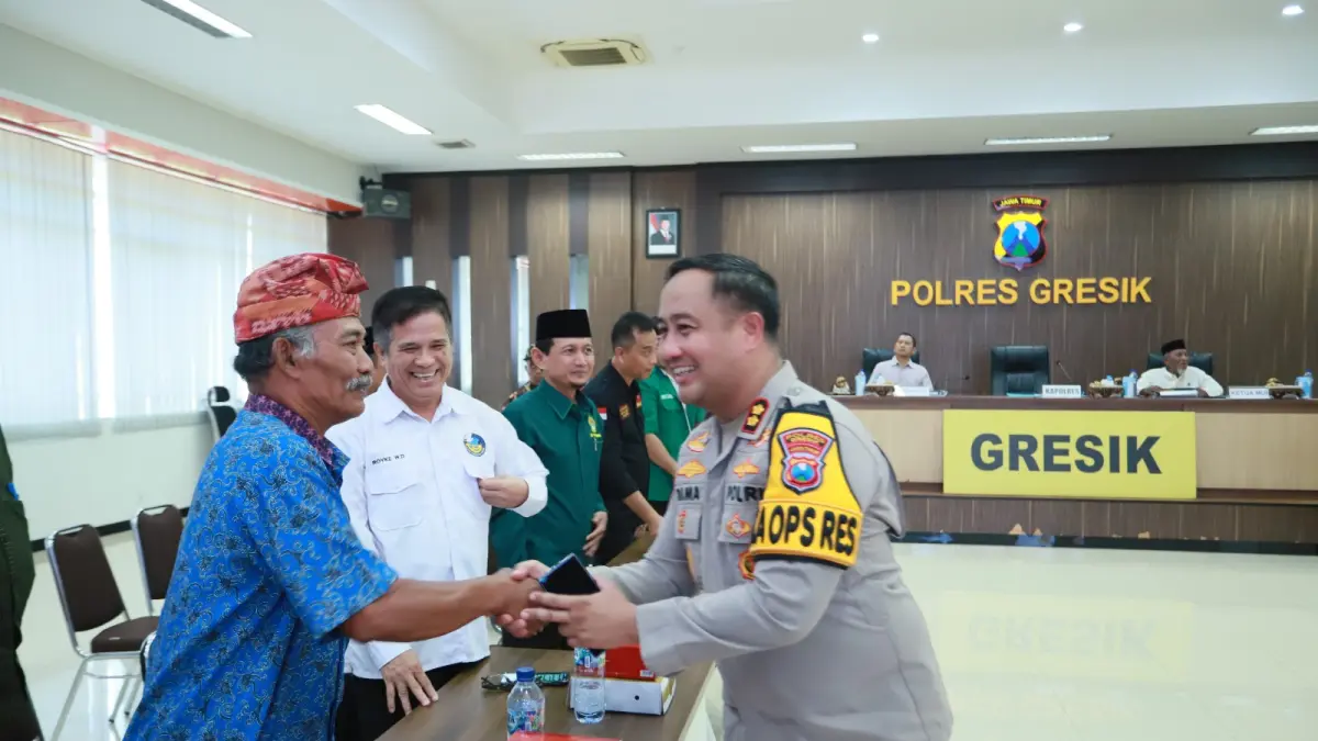 DIALOG KEBANGSAAN : Kapolres Gresik AKBP Ramadhan Nasution gandeng Mahasiswa dan Tokoh Masyarakat perkuat persatuan di era digital melalui kegiatan Dialog Kebangsaa di Mapolres Gresik. (Foto : Ist/Radar Gresik) 