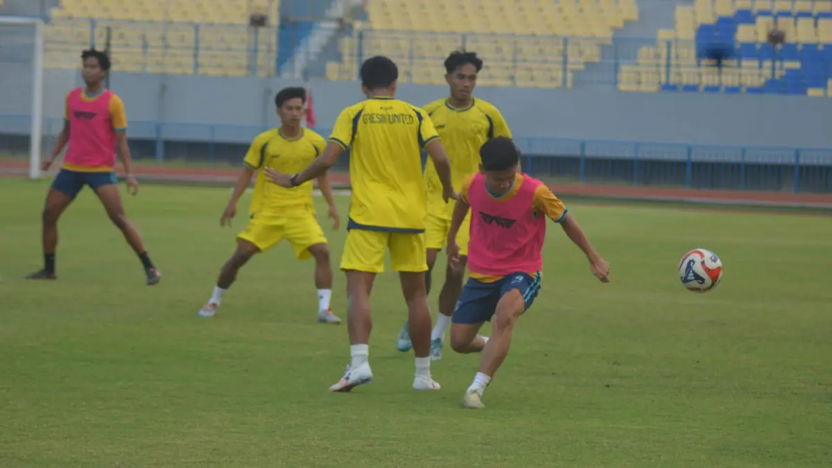LATIHAN : Para pemain Gresik United saat latihan. (Foto : Fajar/Radar Gresik) 