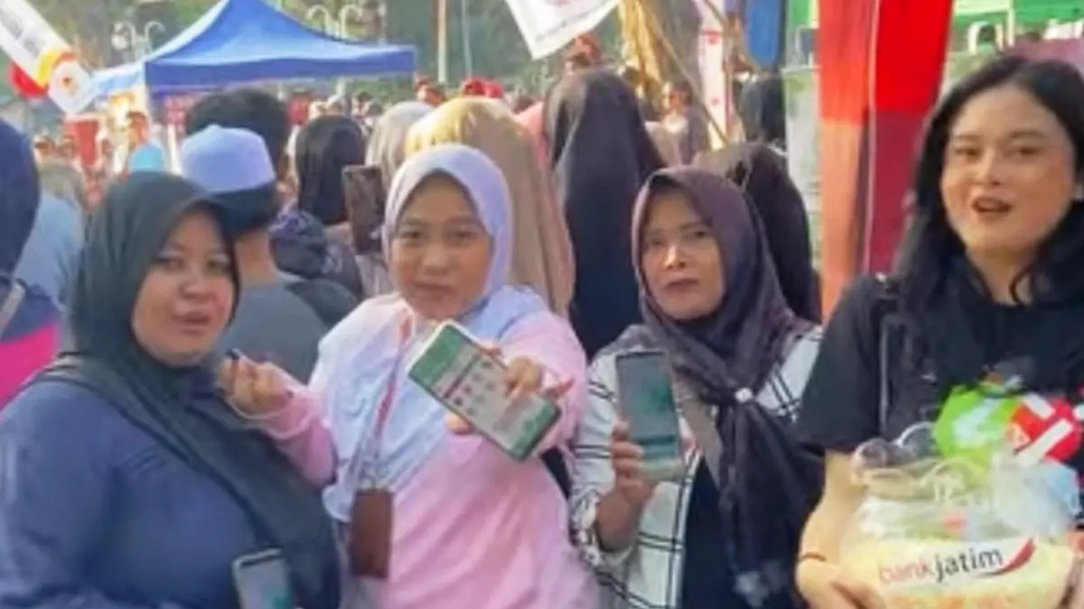 MAKIN SERU : Cuma bayar satu rupiah saja, sudah bisa bawa pulang 1 Liter Minyak goreng atau 1 Kg Gula Pasir dari Bank Jatim Cabang Gresik di arena Car Free Day (CFD) depan WEP Gresik. (IST/ RADAR GRESIK)