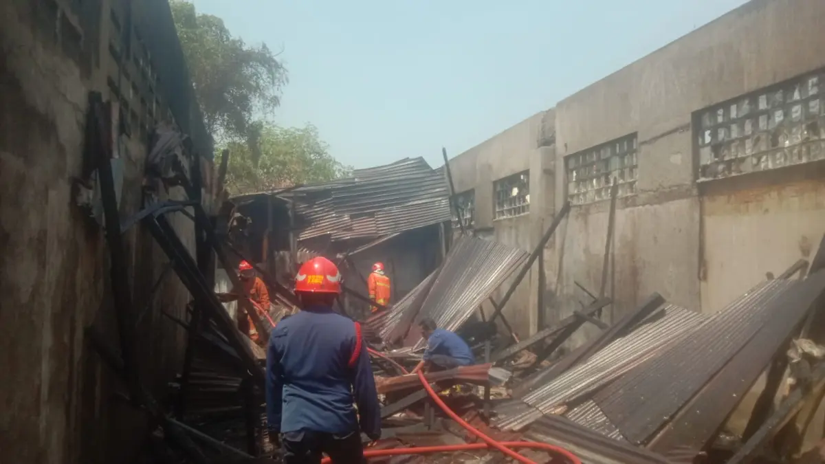 PEMADAMAN : Petugas Damkar Gresik dibantu warga saat melakukan pemadaman sebuah rumah warga di Jalan Dr. Soetomo, Kelurahan Tlogopatut, Kecamatan Gresik. (Foto : Ist/Radar Gresik) 