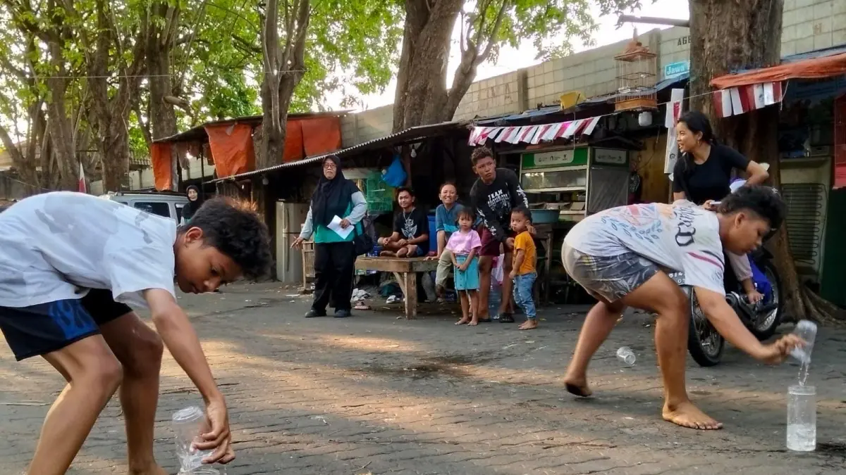 BERLOMBA : Anak jalan yang mengikuti perlombaan di kawasan rumah anak jalanan. (Foto : Dok/Radar Gresik) 