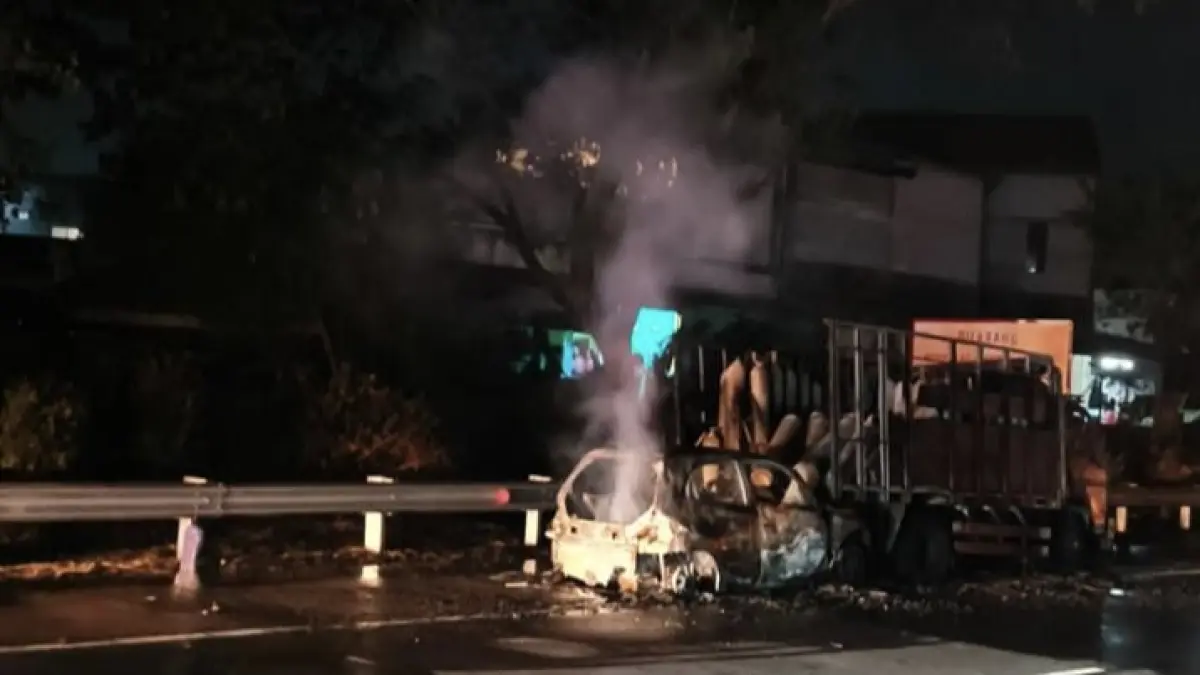 PEMADADAMAN : Petugas Damkar Gresik saat melakukan pemadaman sebuah truk pengangkut gas alam dan mobil Brio terbakar di ruas Tol Surabaya-Mojokerto (Sumo), KM 737+200B, Gresik. (Foto : Ist/Radar Gresik) 