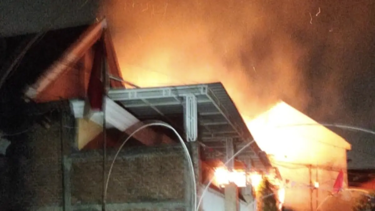 PEMADAMAN : Petugas Damkar Gresik saat melakukan pemadaman kebakaran sebuah kandang ayam di lantai dua sebuah rumah di Dusun Pengampon, Desa Setro, Kecamatan Menganti, Gresik. (Foto : Ist/Radar Gresik) 