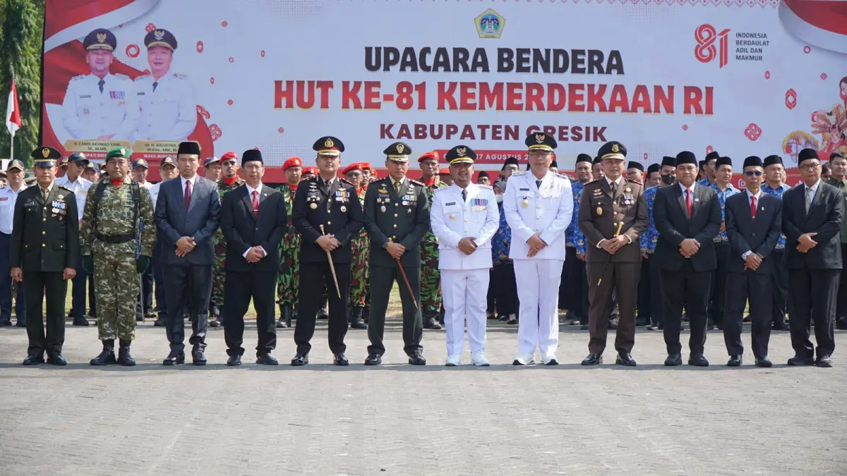 Rangkaian Peringatan Hari Ulang Tahun (HUT) ke-81 Kemerdekaan Republik Indonesia di Kabupaten Gresik resmi ditutup dengan Upacara Penurunan Bendera Sang Merah Putih di Halaman Kantor Bupati Gresik, (Foto : Ist/Radar Gresik) 