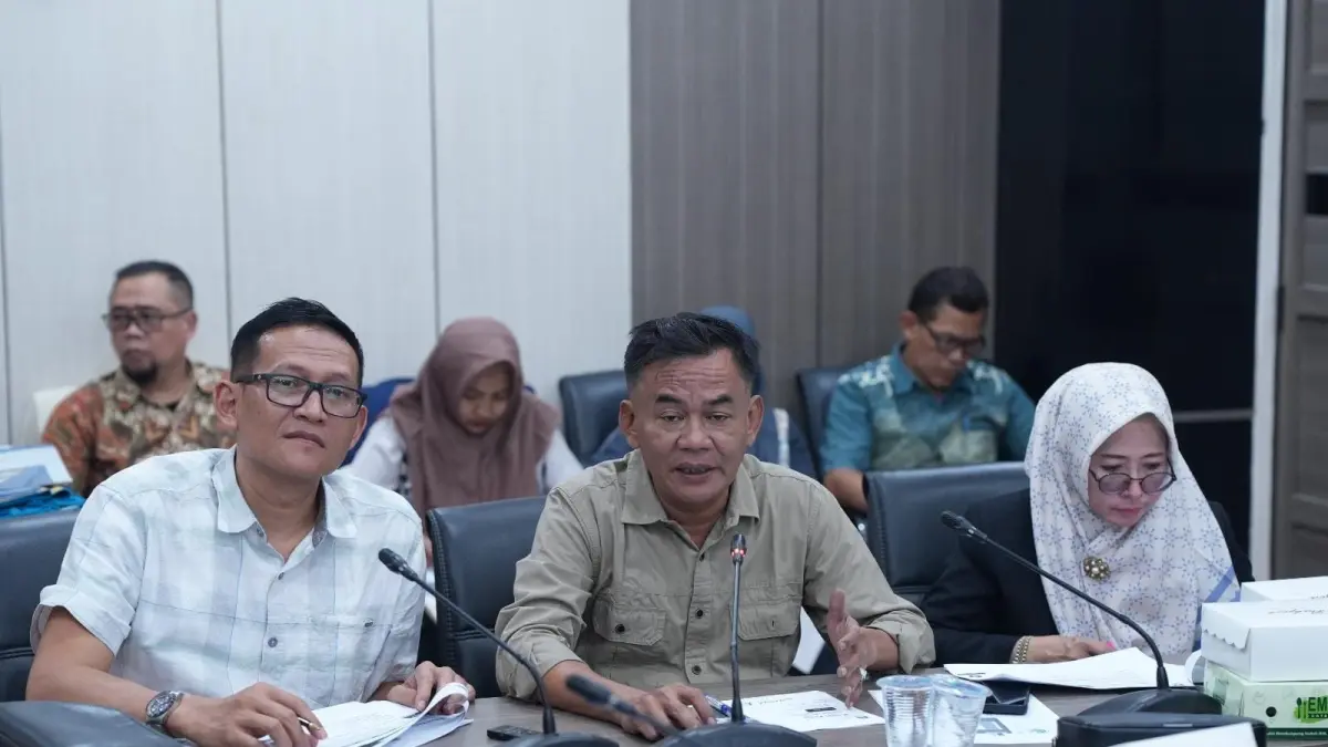 RAPAT : Komisi III DPRD Gresik bersama Damkarla Kabupaten Gresik. (Foto : Ist/Radar Gresik) 