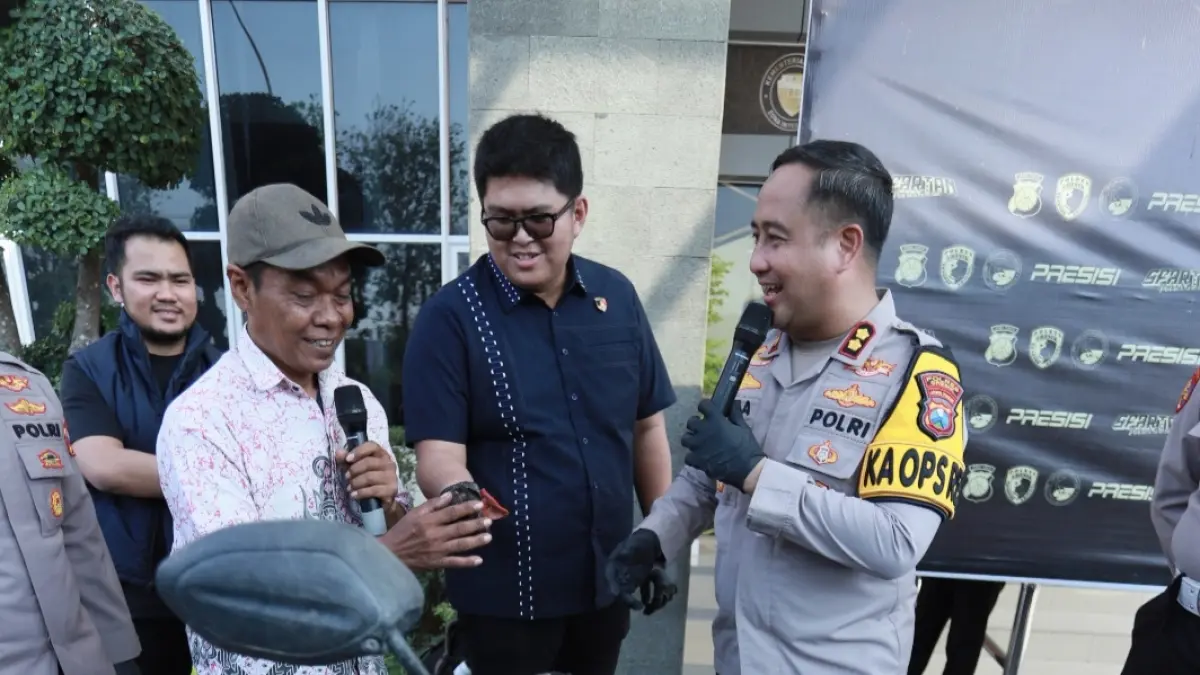 Serah Terima : Kapolres Gresik, AKBP Ramadhan Nasution saat mengembalikan sepeda motor korban pencurian motor di Mapolres Gresik. (Foto : Yudhi/Radar Gresik) 