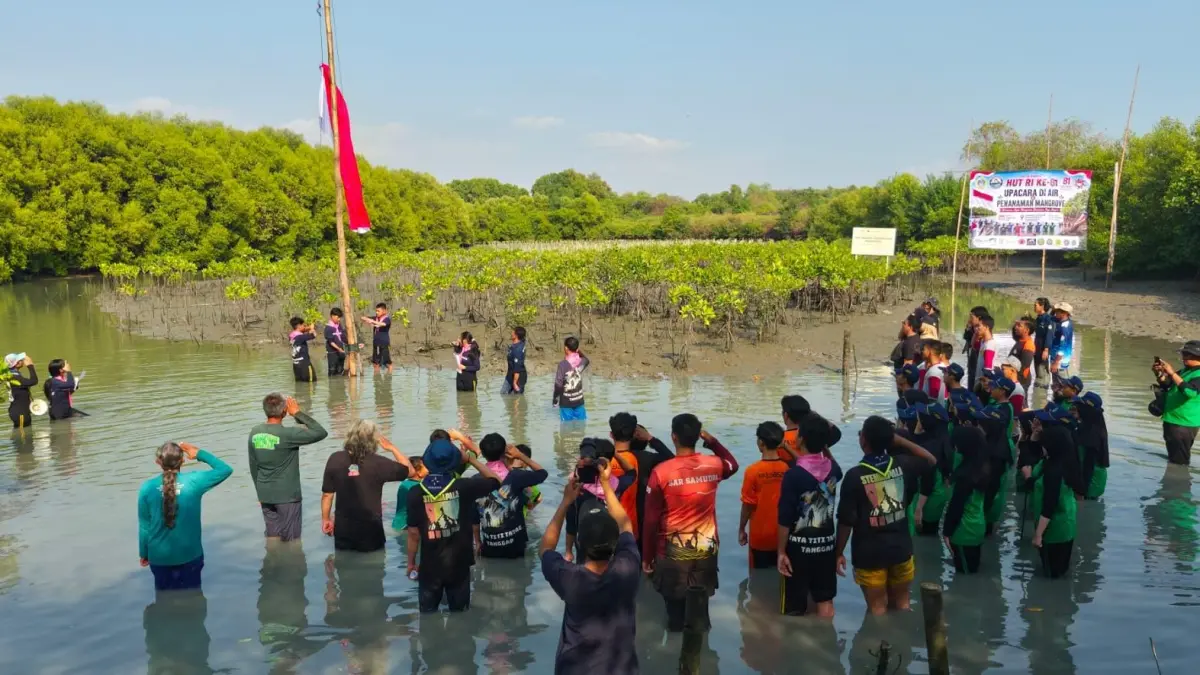 UPACARA : Puluhan siswa yang mengikuti upacara HUT ke-81 RI di Kali Mireng, Gresik. (Foto : Ist/Radar Gresik) 