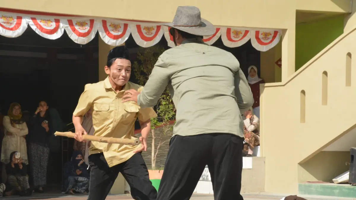 Usai upacara bendera, warga sekolah disuguhkan pementasan drama kolosal bertajuk “Bara di Kali Lamong. (Foto : Ist/Radar Gresik) 