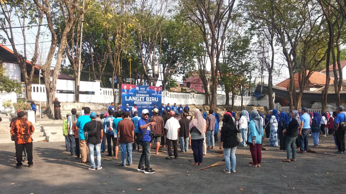 APRESIASI : Pengelola situs sejarah apresiasi lewat gerakan langit biru Indonesia asri. (Foto : Fajar/Radar Gresik) 