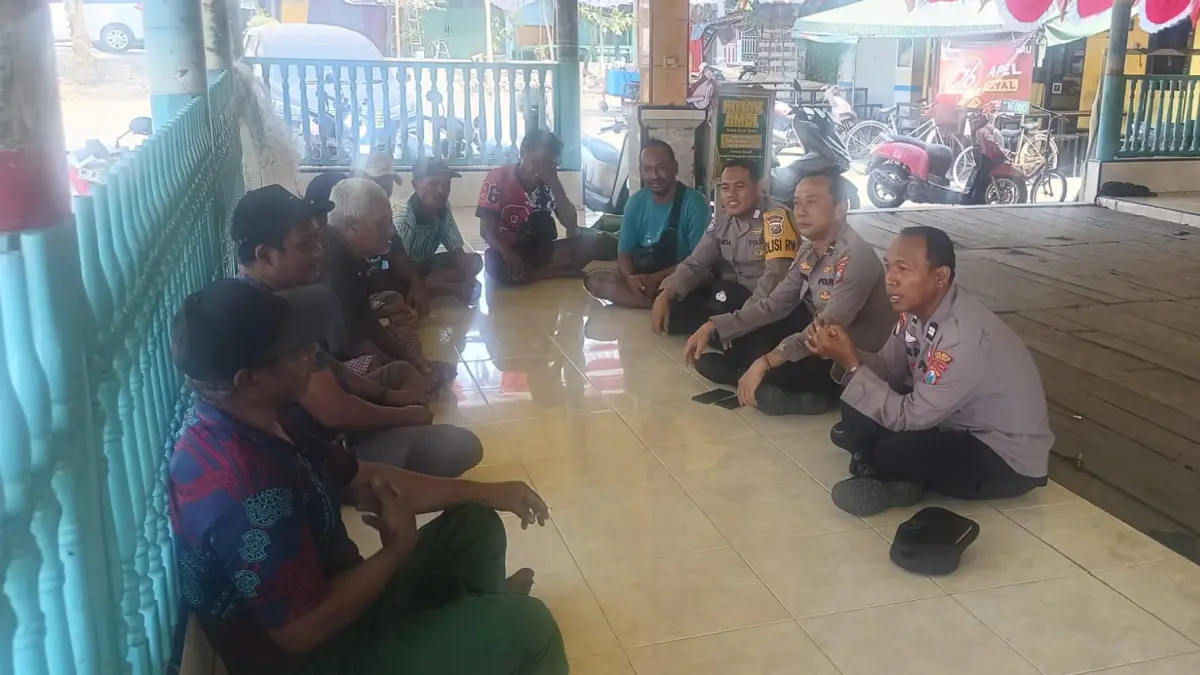 BERI EDUKASI : Polres Gresik duduk bermain dengan warga dan edukasi bahaya Judol dan Pinjol. (Foto : Ist/Radar Gresik) 