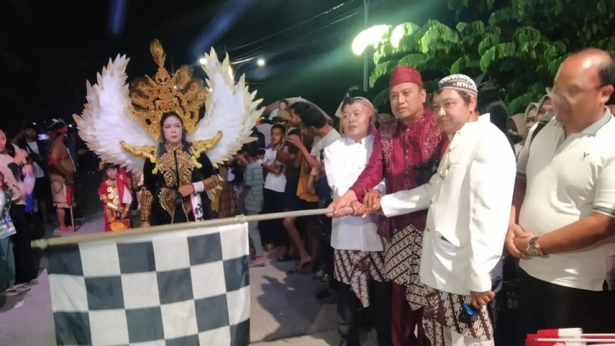 MELEPAS : Anggota DPRD Kabupaten Gresik, Sudadi saat melepas parade budaya. (Foto : Fajar/Radar Gresik) 