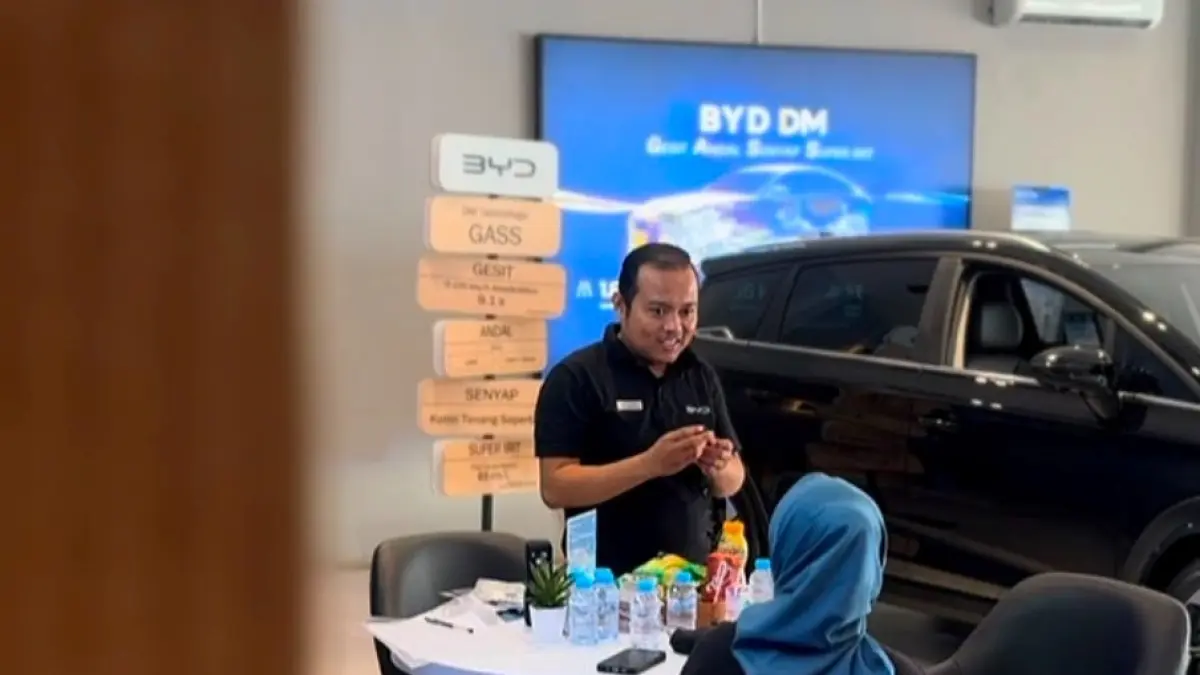 PELAYANAN TERBAIK : Tim profesional &nbsp;BYD Haka Gresik siap menyambut dan mendampingi Anda memilih lini kendaraan elektrifikasi yang sesuai dengan karakter dan pola mobilitas harian Anda. (IST/RADAR GRESIK)