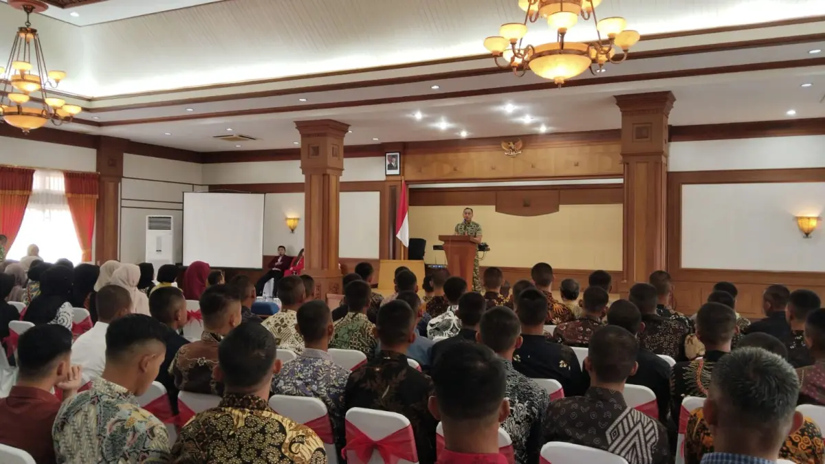 SEMANGAT : Dandim bersama jajaran berinteraksi langsung dengan para generasi muda. (Foto : Fajar/Radar Gresik) 