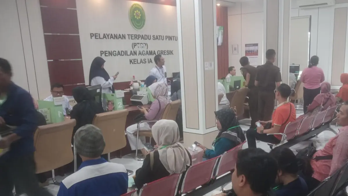 TINGGI : Suasana warga saat mengurus perceraian di kantor Pengadilan Agama (PA) Gresik. (Foto : Ist/Radar Gresik) 
