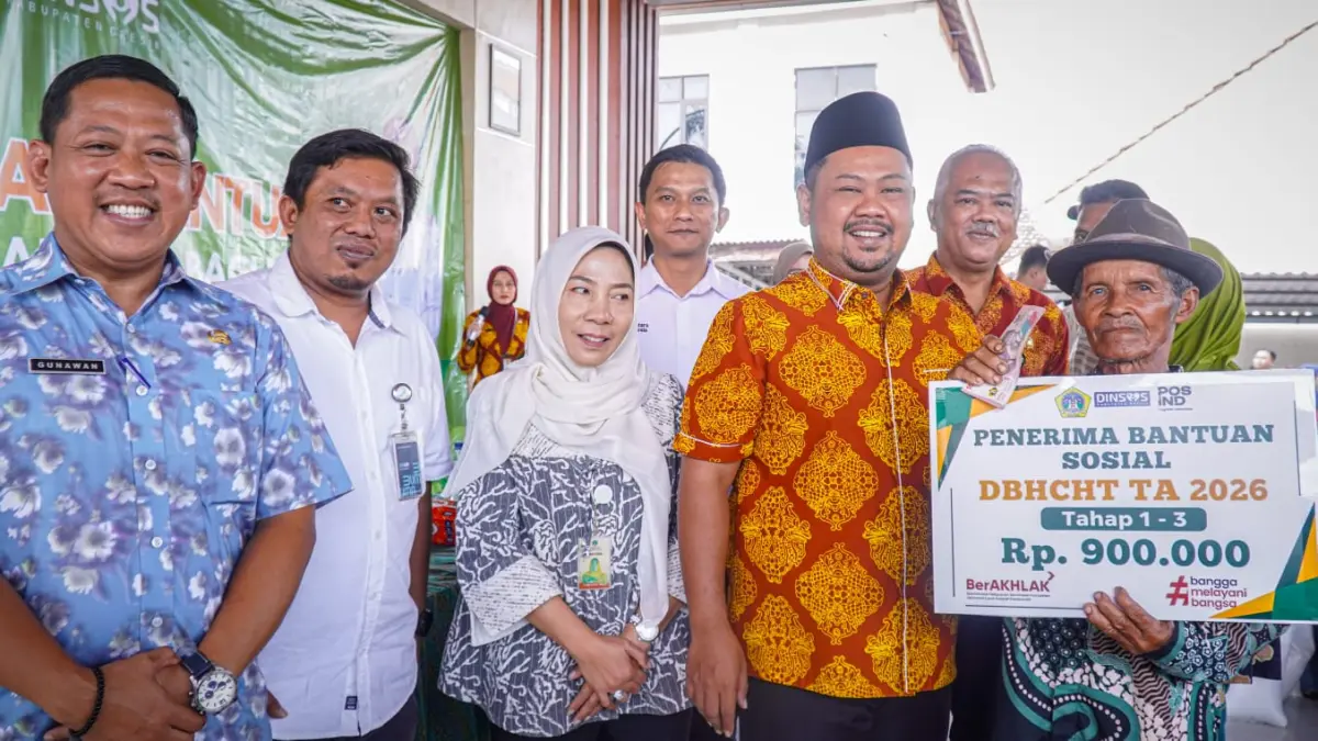 Bupati Gresik, Fandi Akhmad Yani menyalurkan secara langsung Bantuan Sosial DBHCHT sebesar Rp 900.000 tunai kepada 263 KPM serta 9.932 paket bantuan pangan beras (30 kg). (Foto : Ist/Radar Gresik) 