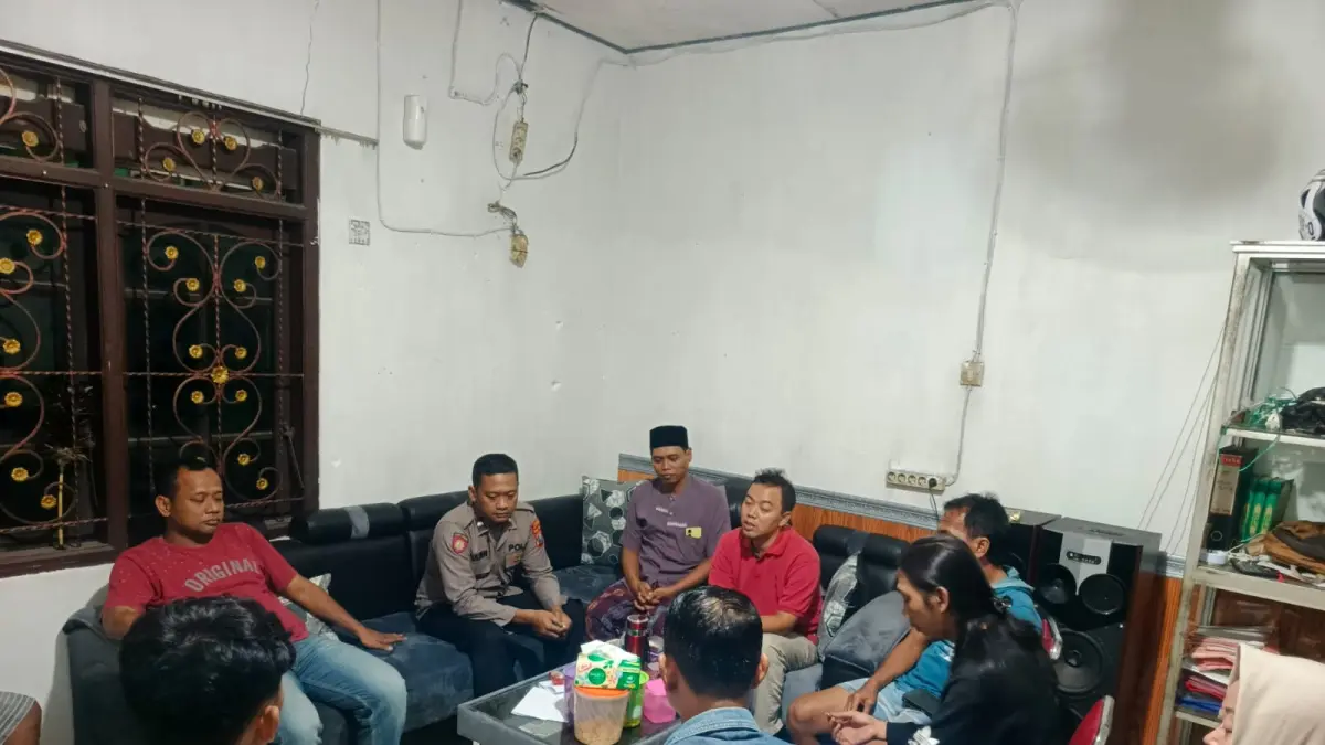 DIMEDIASI : Anggota Polsek Menganti saat memediasi kedua belah pihak dan berlangsung di Balai Desa Putatlor, Kecamatan Menganti, Gresik. (Foto : Ist/Radar Gresik) 
