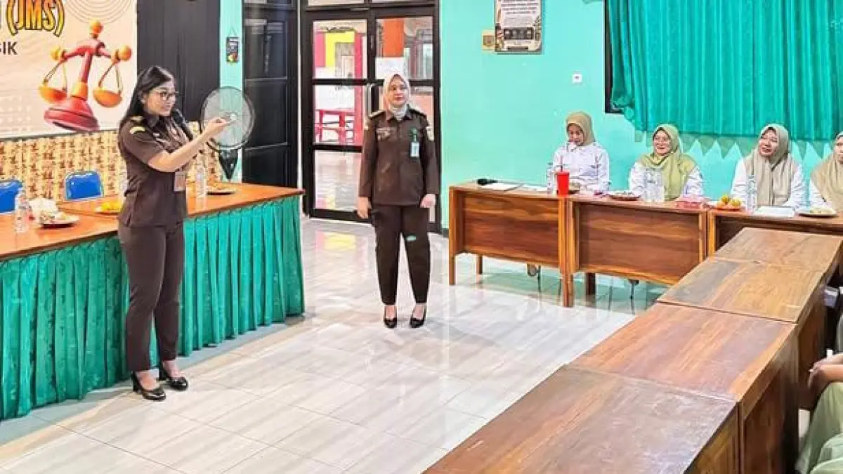 EDUKASI : Pegawai Kejari Gresik saat memberikan edukasi ke siswa siswi tentang bahaya kenakalan remaja. (Foto : Yudhi/Radar Gresik) 
