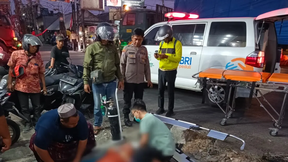 EVAKUASI : Anggota Polsek Manyar saat membantu evakuasi korban kecelakaan di simpang tiga tenger Jalan raya Sukomulyo Kecamatan, Manyar, Gresik. (Foto : Ist/Radar Gresik) 