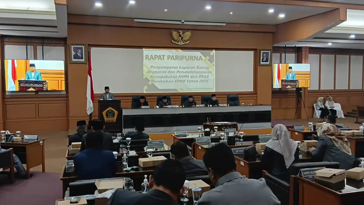 KESEPAKATAN : Pedanda tanganan penyampaian laporan badan anggaran dan penandatangan kesepakatan KUPA dan PPAS perubahan APBD Tahun 2026. (Foto : Fajar/Radar Gresik) 