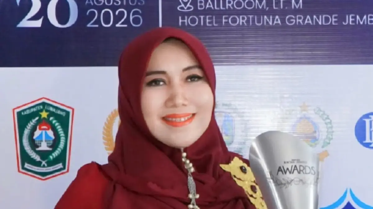 APRESIASI: Anggota DPD RI asal Jawa Timur Dr. Lia Istifhama saat menerima penghargaan Radar Jember Award 2026.