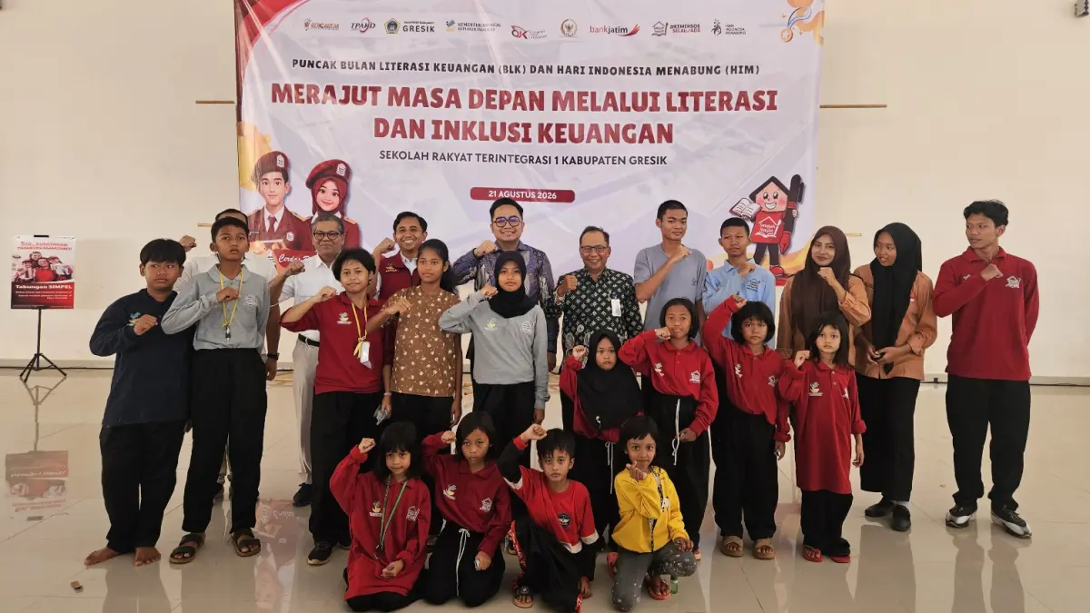 DEKAT : Anggota Komisi XI DPR RI, Thoriq Majiddanor didampingi Direktur Pengawasan Lembaga Jasa Keuangan (LJK) 1 OJK Jatim, Nasirwan Ilyas dan Direktur Bisnis Bank Jatim, Arief Suhirman berfoto bersama siswa Sekolah Rakyat.