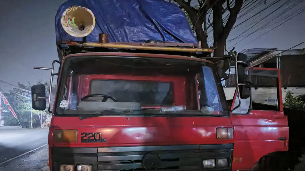 DIAMANKAN: Kondisi truk usai terlibat kecelakaan dengan truk tronton di Jalan Raya Krikilan, Kecamatan Driyorejo, Gresik. (Foto: Istimewa/Radar Gresik)
