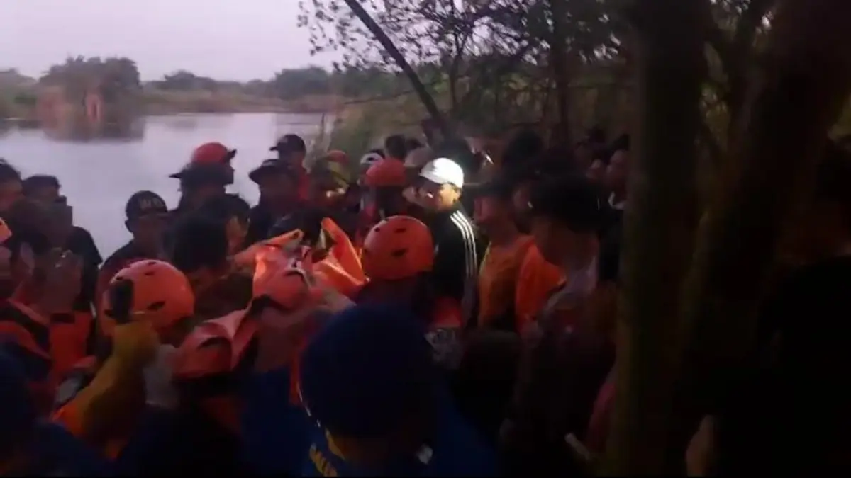 DIEVAKUASI : Tim gabungan saat melakukan evakuasi korban tenggelam di area tambak Dusun Putatlor, Desa Putatlor, Kecamatan Menganti, Gresik. (Foto : Ist/Radar Gresik) 