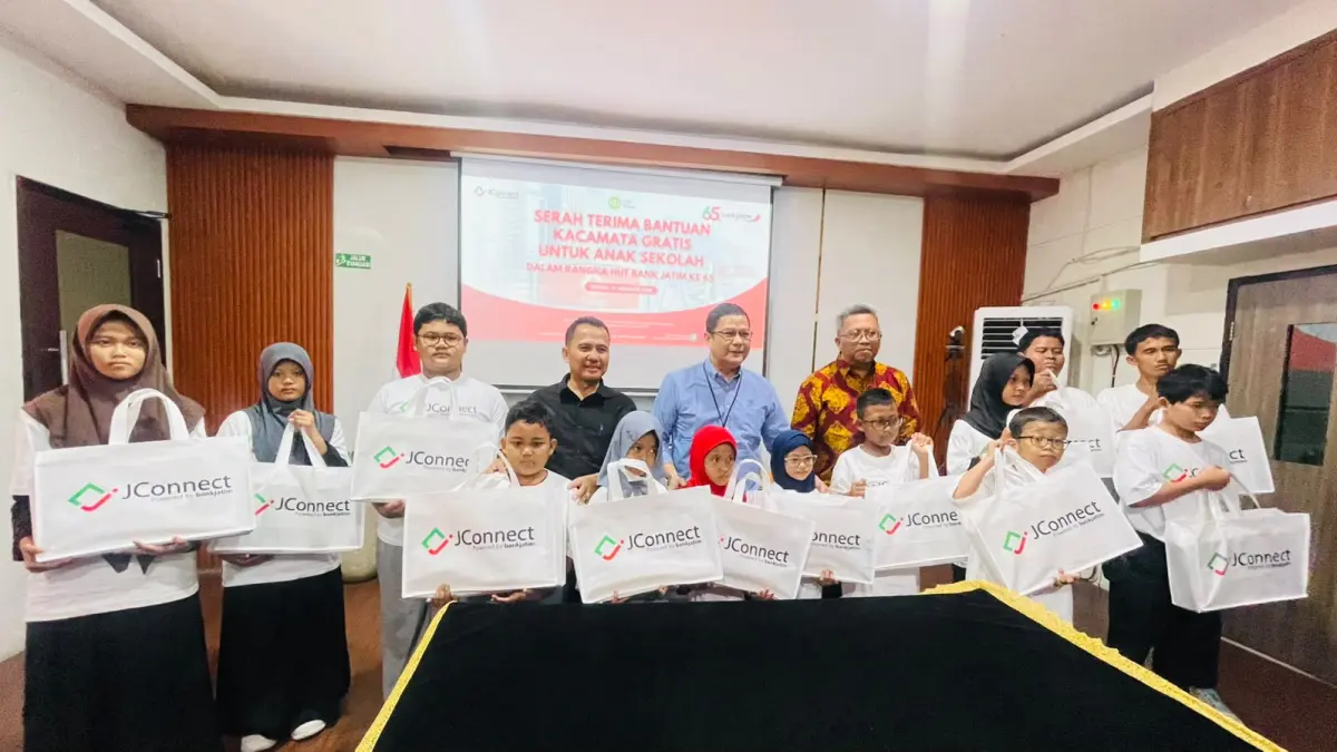 DUKUNG PRESTASI BELAJAR : Bank Jatim Cabang Gresik menyalurkan bantuan kacamata gratis dan paket alat tulis kepada 13 siswa penerima manfaat pada hari Jumat (21/08).