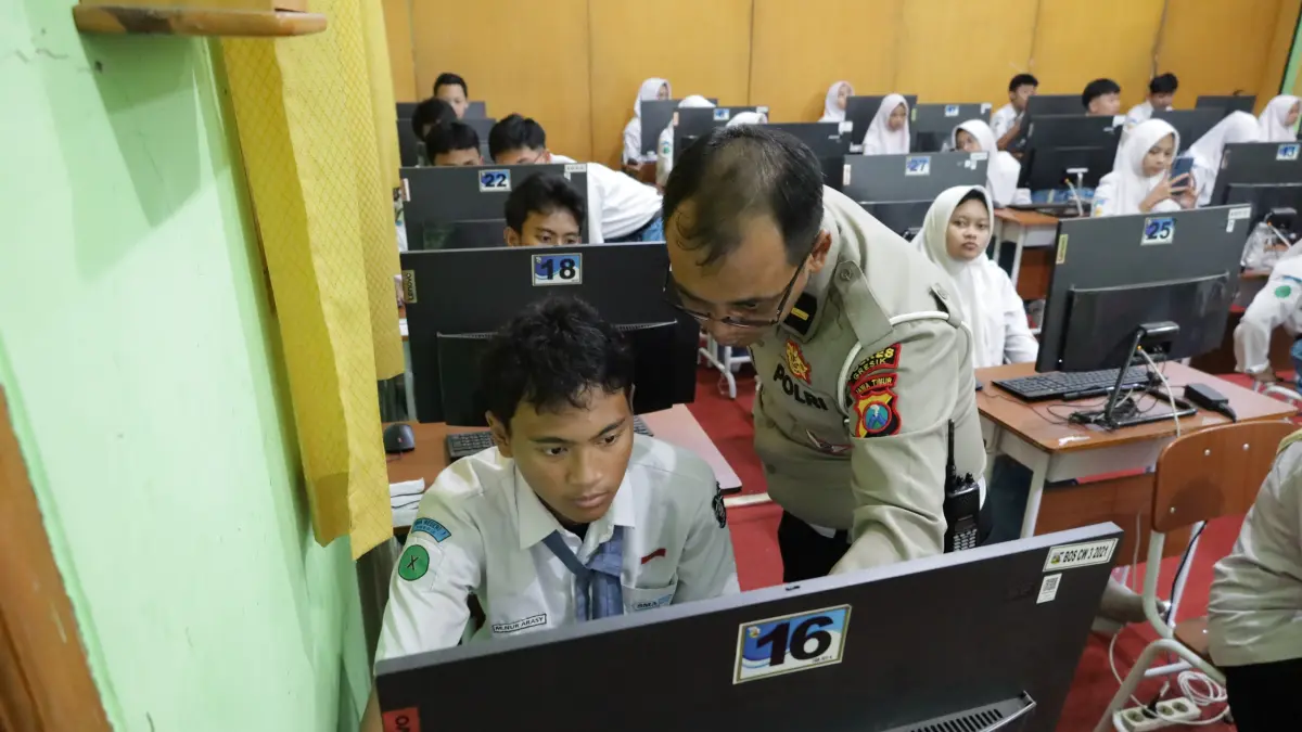 EDUKASI AI: Tim Polres Gresik saat memberikan sosialisasi pemanfaatan Artificial Intelligence (AI) dan literasi digital kepada ratusan siswa di SMAN 1 Gresik. (Foto: Istimewa/Radar Gresik)