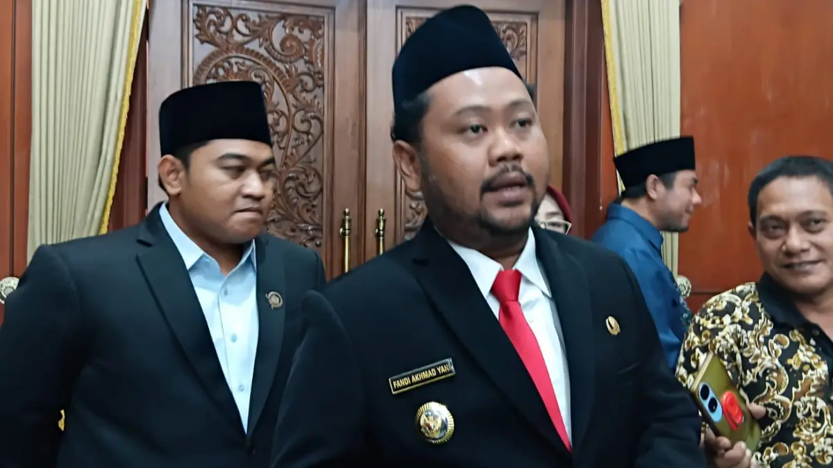 KOMPAK: Bupati Gresik Fandi Akhmad Yani bersama Ketua DPRD Gresik M. Syahrul Munir kompak menyetujui tambahan anggaran penanganan kekeringan. (Foto: Fajar/Radar Gresik)