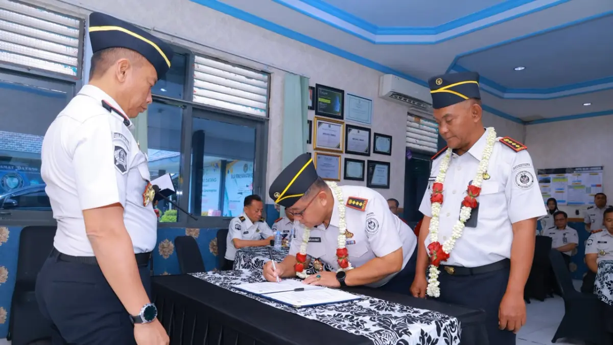 LANGSUNG : Kepala Rutan Kelas IIB Gresik Dhimas Isdwiyono saat menghadiri Serah Terima Jabatan (Sertijab) dan Pisah Sambut Kepala Balai Pemasyarakatan (Bapas) Kelas I Surabaya. (Foto : Yudhi/Radar Gresik) 