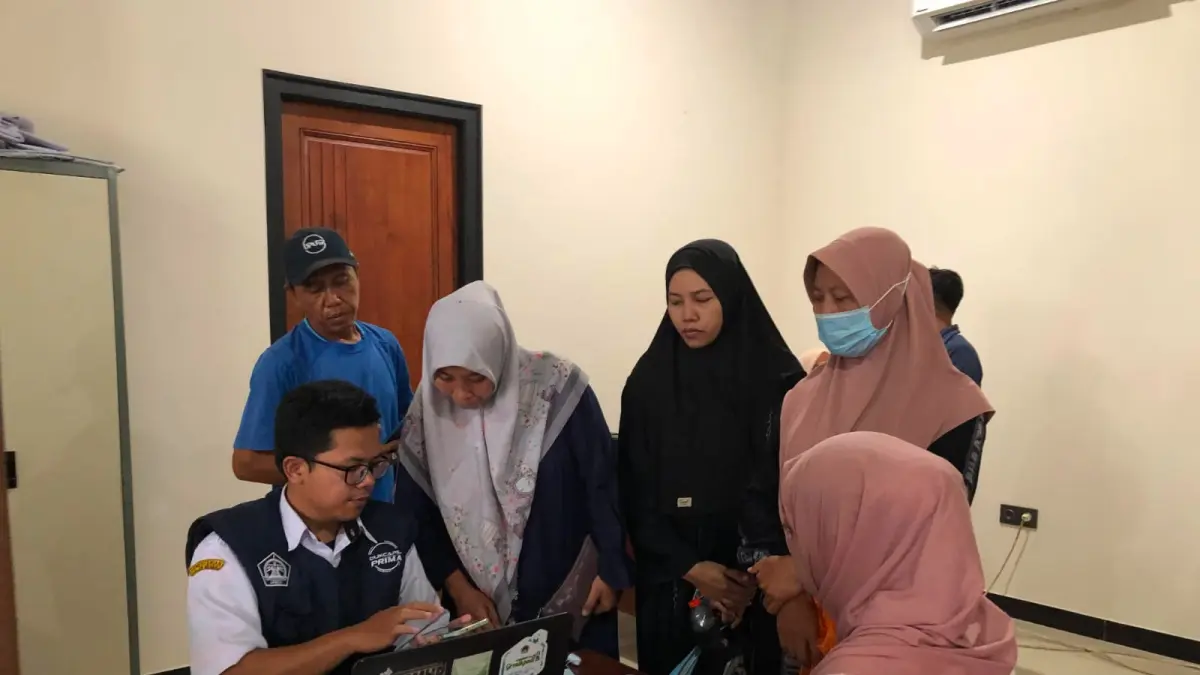 REKAM: Antusiasme masyarakat Desa Wonokerto, Kecamatan Dukun saat memanfaatkan layanan perekaman KTP-el langsung di desa mereka. (Foto: DOK/Radar Gresik)