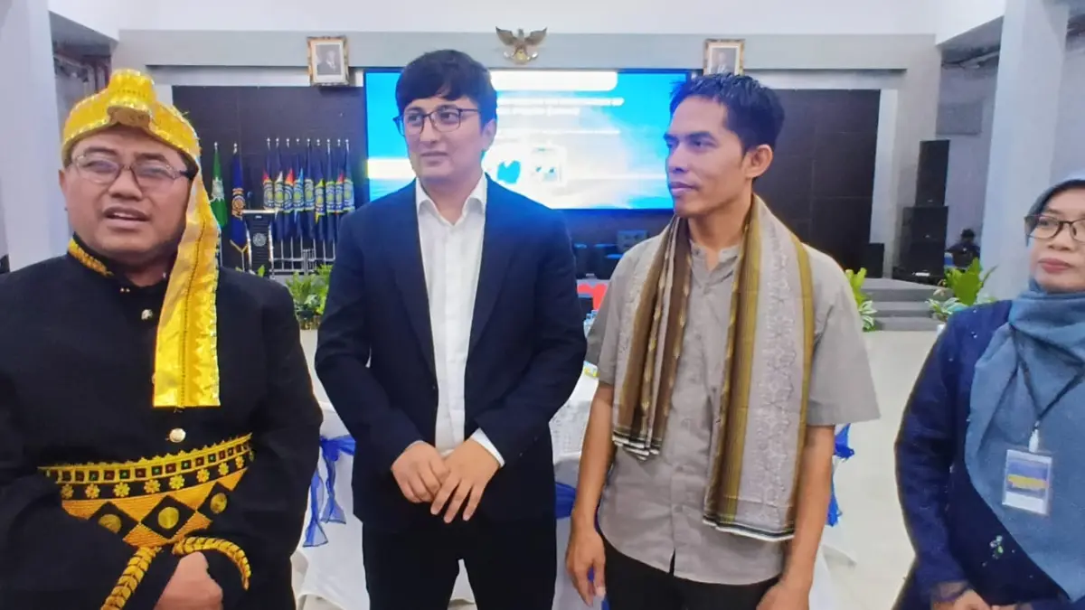 SAMBUTAN : Rektor Universitas Muhammadiyah Gresik, Prof. Dr. Khoirul Anwar saat sambutan di Universitas Muhammadiyah Gresik. (Foto : Fajar/Radar Gresik) 