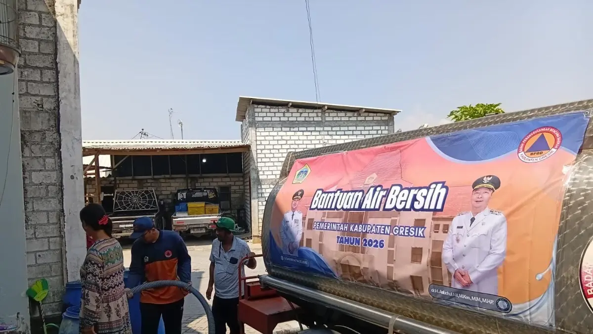 DISALURKAN: Petugas BPBD Kabupaten Gresik saat mendistribusikan bantuan air bersih ke salah satu desa terdampak kekeringan di wilayah utara Gresik. (Foto: DOK/Radar Gresik)