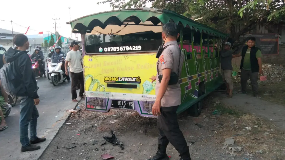 EVAKUASI: Anggota Polsek Menganti saat melakukan evakuasi korban dan olah TKP kecelakaan maut yang melibatkan bus odong-odong di Jalan Raya Boboh, Menganti, Gresik. (Foto: Istimewa/Radar Gresik)