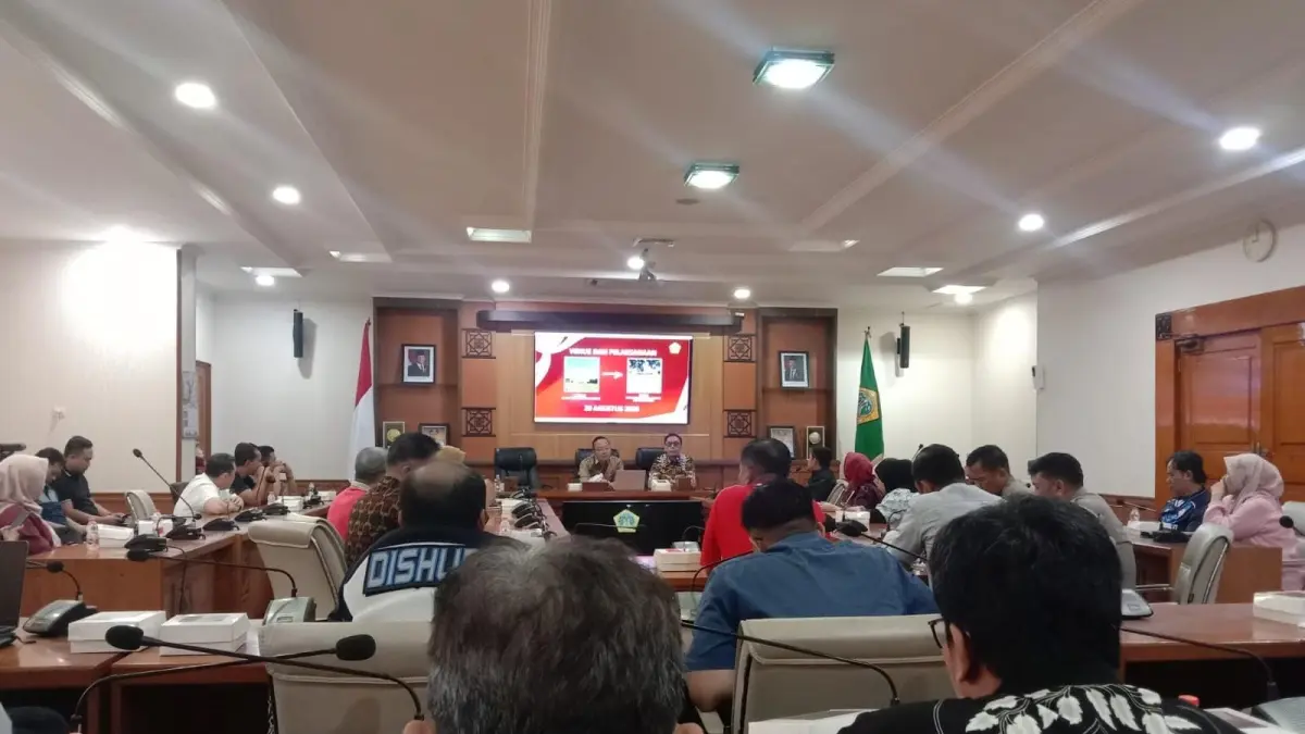 RAPAT: Pemkab Gresik menggelar rapat koordinasi Gresik Merdeka Carnival untuk mematangkan teknis dan sinergi pengamanan di ruang Graita Eka Praja. (Foto: DOK/Radar Gresik)