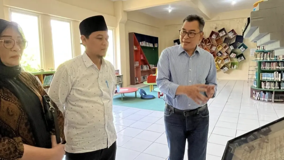Alih Digital : Kepala Dispussip Kabupaten Gresik, Budi Raharjo saat memantau langsung 11 koleksi manuskrip. (Foto : Fajar/Radar Gresik) 