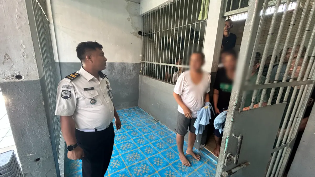 DIBAGIKAN: Petugas Rutan Kelas IIB Gresik saat membagikan baju dinas (DIS) kepada para tahanan di Rutan Kelas IIB Gresik. (Foto: Istimewa/Radar Gresik)