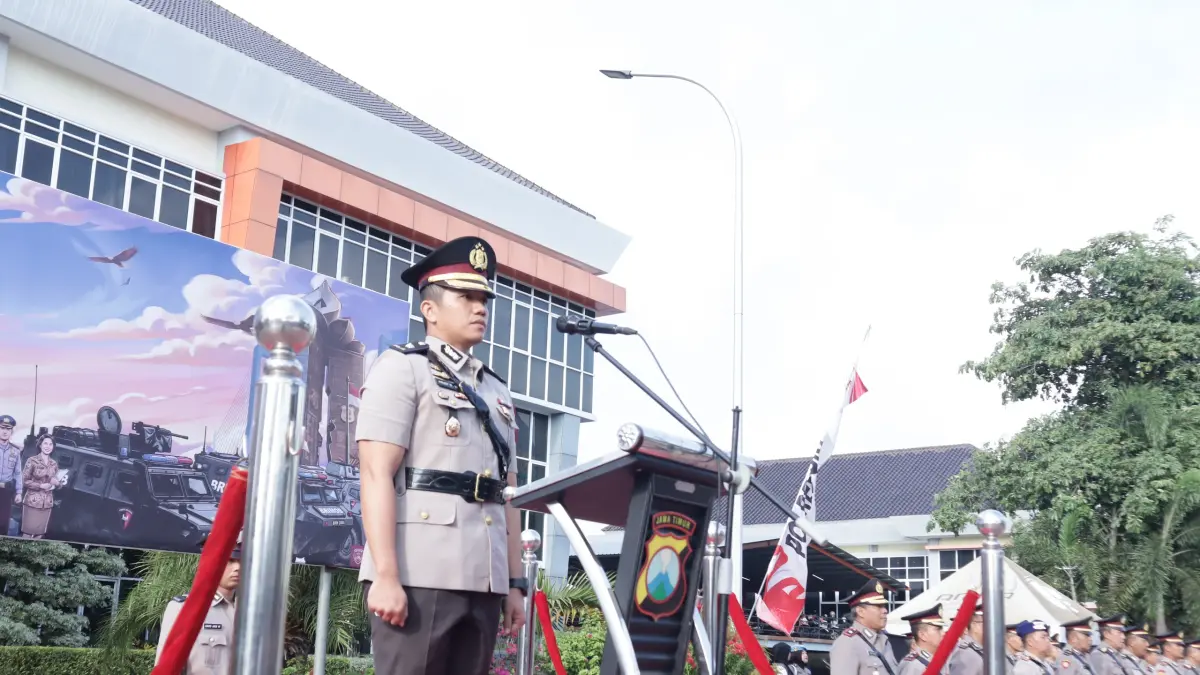 HARI JUANG: Anggota Polres Gresik saat mengikuti Upacara Peringatan Hari Juang Polri Tahun 2026 di halaman Mapolres Gresik. (Foto: Istimewa/Radar Gresik)