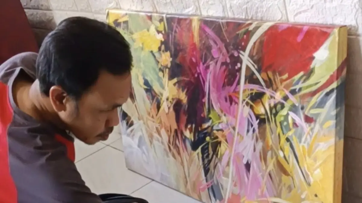 PANGGUNG: Seniman Gresik Achmad Feri membawa karya seni lukis berbasis kisah wayang ke panggung seni dunia di Jerman. (Foto: Fajar/Radar Gresik)